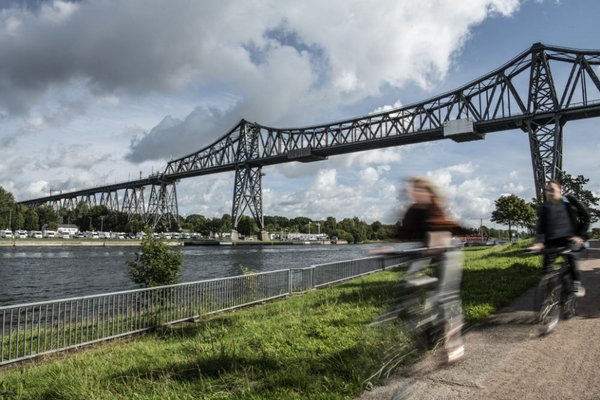 Die Eisenbahnhochbrücke in Rendsburg Südseite (© sh-tourismus.de) In Rendsburg steht die Eisenbahnhochbrücke