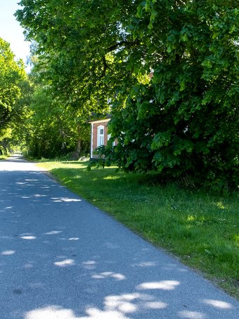 Das Ortsschild der Gemeinde Thaden im Amt Mittelholstein am Straßenrand
