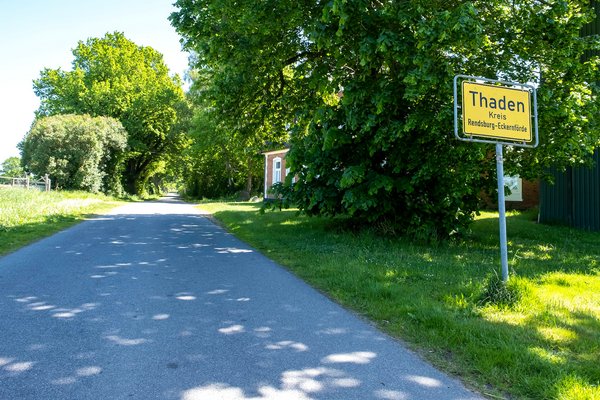 Das Ortsschild der Gemeinde Thaden im Amt Mittelholstein am Straßenrand