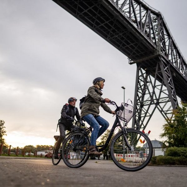 Eisenbahnhochbrücke Rendsburg Radfahren am NOK