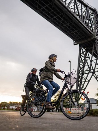 Rendsburger Eisenbahnhochbrücke unten 6 (© Mittelholstein_MOCANOX) Eisenbahnhochbrücke Rendsburg Radfahren am NOK