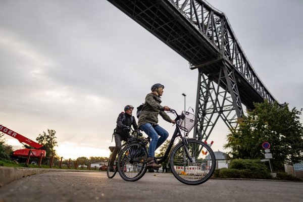 Eisenbahnhochbrücke Rendsburg Radfahren am NOK