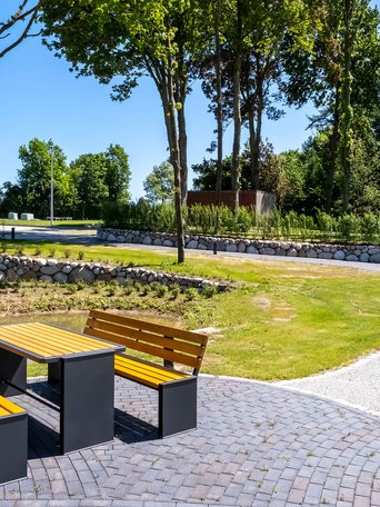 Ein Park mir einer gelben Sitzecke in Bendorf im Amt Mittelholstein