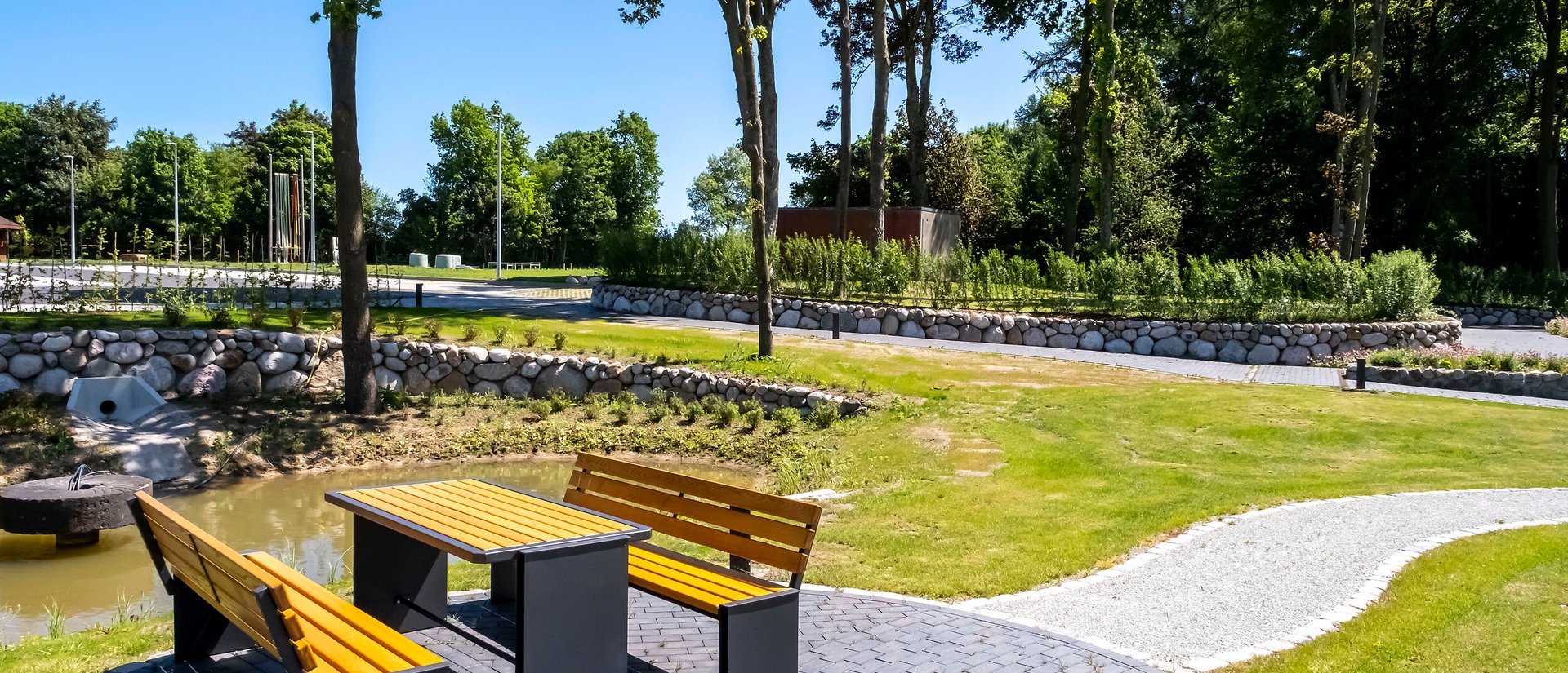 Ein Park mir einer gelben Sitzecke in Bendorf im Amt Mittelholstein