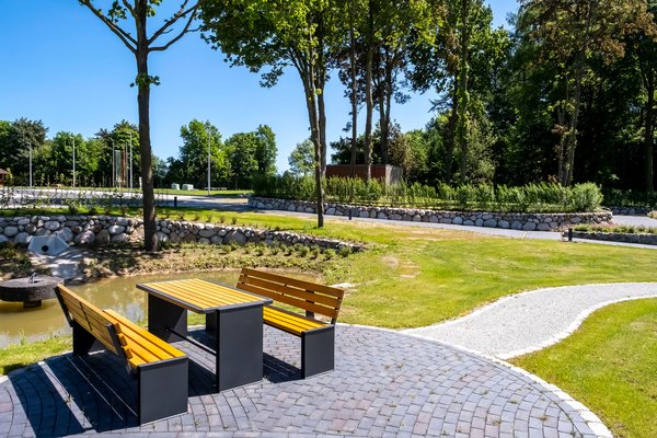 Ein Park mir einer gelben Sitzecke in Bendorf im Amt Mittelholstein