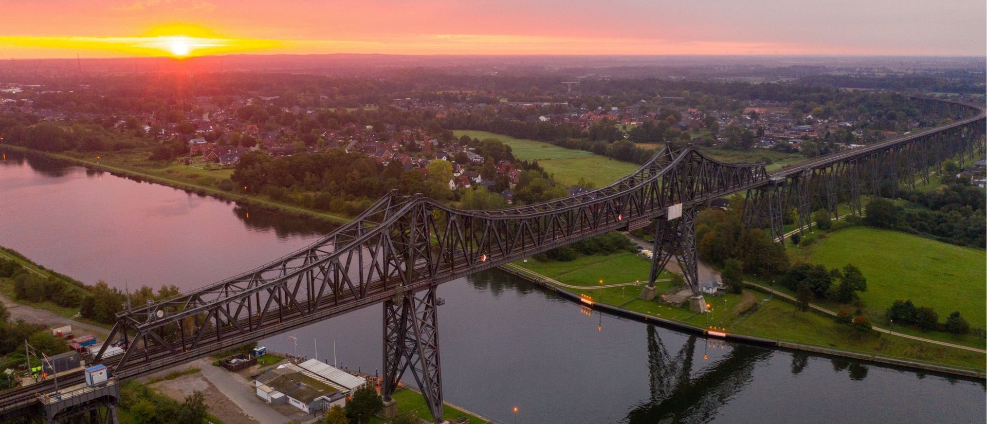 Luftaufnahme der Rendsburger Hochbrücke und des Nord-Ostsee-Kanals bei Sonnenuntergang