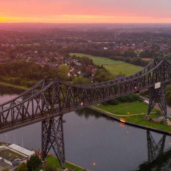 Luftaufnahme der Rendsburger Hochbrücke und des Nord-Ostsee-Kanals bei Sonnenuntergang
