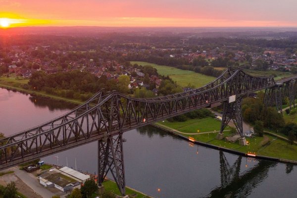 Luftaufnahme der Rendsburger Hochbrücke und des Nord-Ostsee-Kanals bei Sonnenuntergang