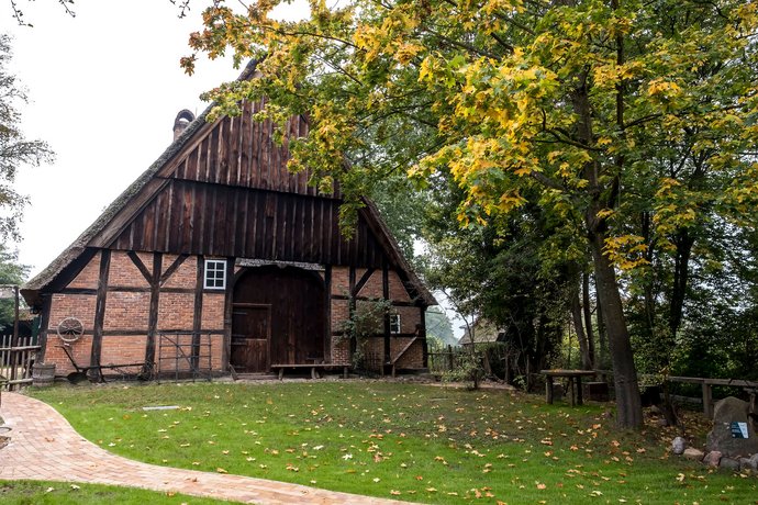 (© MHT.SH & Peter Lühr) Historisches Fachwerk-Haus mit Reetdach steht im Grünen in Aukrug.