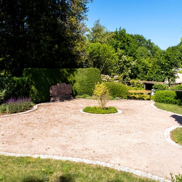 Grauel (© mht.sh | Peter Lühr) Ehrendenkmal mit grünen Bäumen Gemeinde Grauel im Amt Mittelholstein