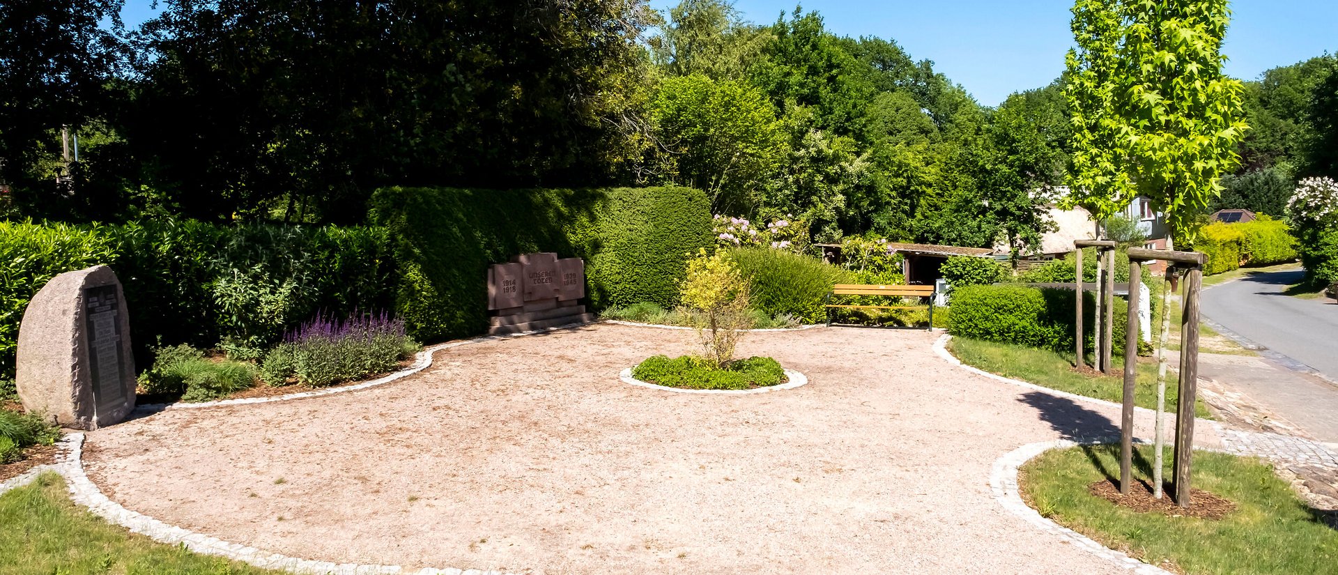 Ehrendenkmal mit grünen Bäumen Gemeinde Grauel im Amt Mittelholstein