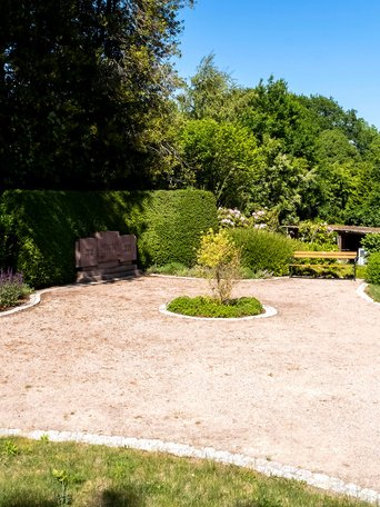 Grauel (© mht.sh | Peter Lühr) Ehrendenkmal mit grünen Bäumen Gemeinde Grauel im Amt Mittelholstein