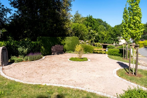 Grauel (© mht.sh | Peter Lühr) Ehrendenkmal mit grünen Bäumen Gemeinde Grauel im Amt Mittelholstein
