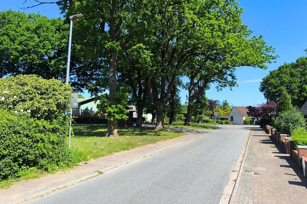 Eine Straße führt durch den Ortskern der Gemeinde Seefeld Amt Mittelholstein