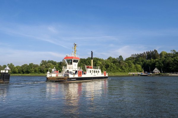 Die Fähre Kolberg in Landwehr fährt auf dem NOK