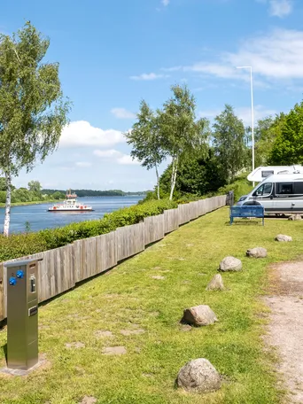 Schacht-Audorf_23 Ein Wohnmobil steht direkt am Nord-Ostsee-Kanal. Auf dem Wasser fährt eine Fähre.