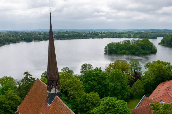 (© sh-tourismus.de / MOCANOX) Luftaufnahme des Bordesholmer See von der Klosterinsel
