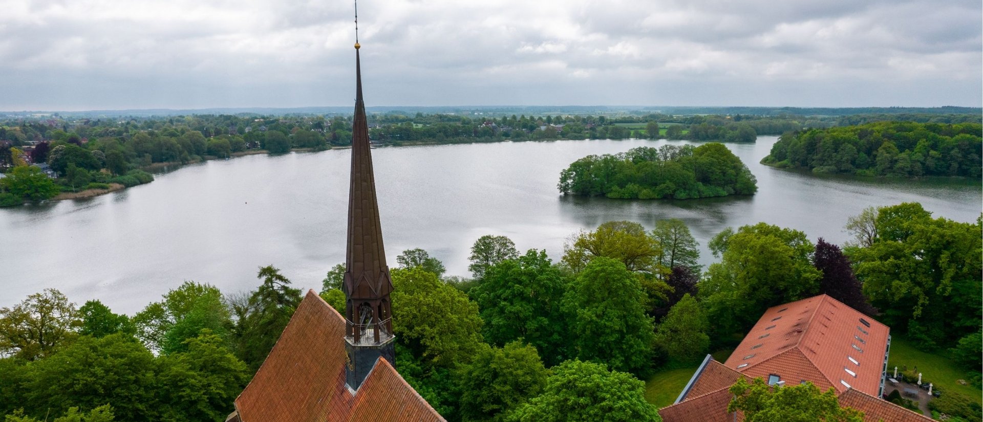 Luftaufnahme des Bordesholmer See von der Klosterinsel