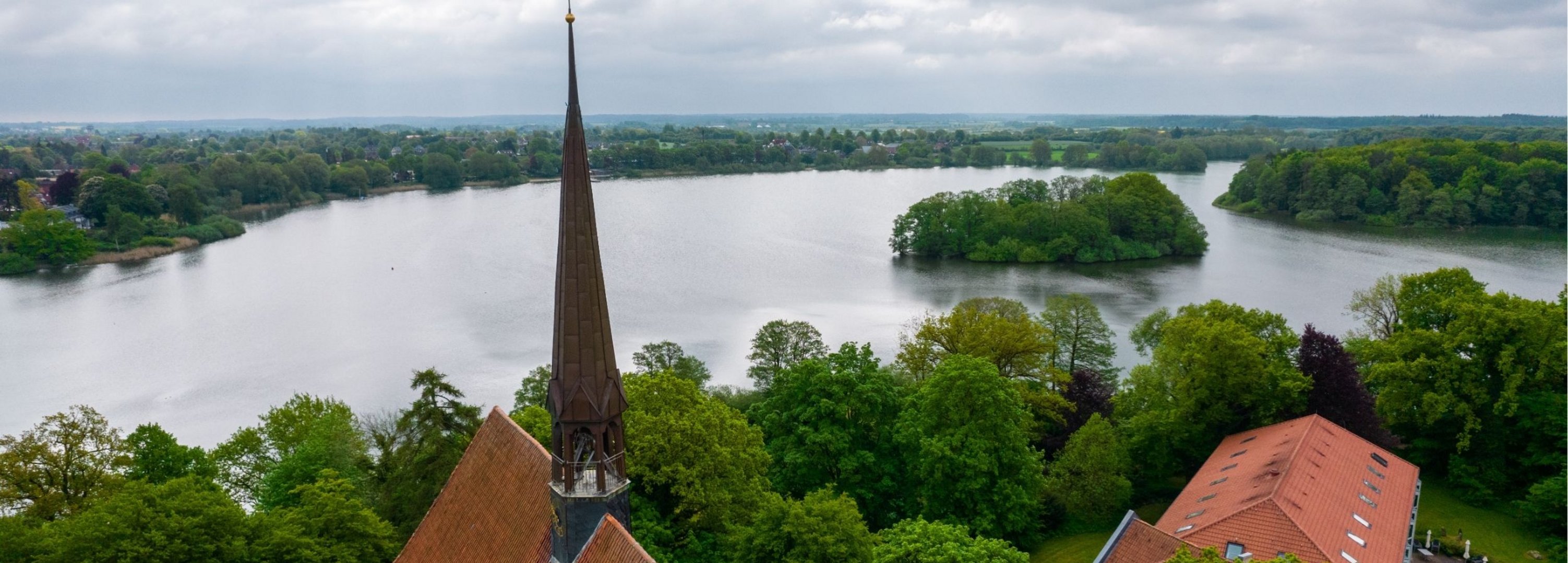 Luftaufnahme des Bordesholmer See von der Klosterinsel