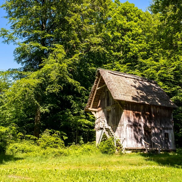 Meezen (© mht.sh | Peter Lühr) Historische Holz-Speicher in der Gemeinde Meezen im Amt Mittelholstein