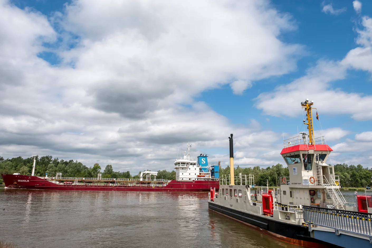 Fähre Oldenbüttel_4 Die Fähre fährt über den Nord-Ostsee-Kanal. Im Hintergrund ist ein großer Frachter.