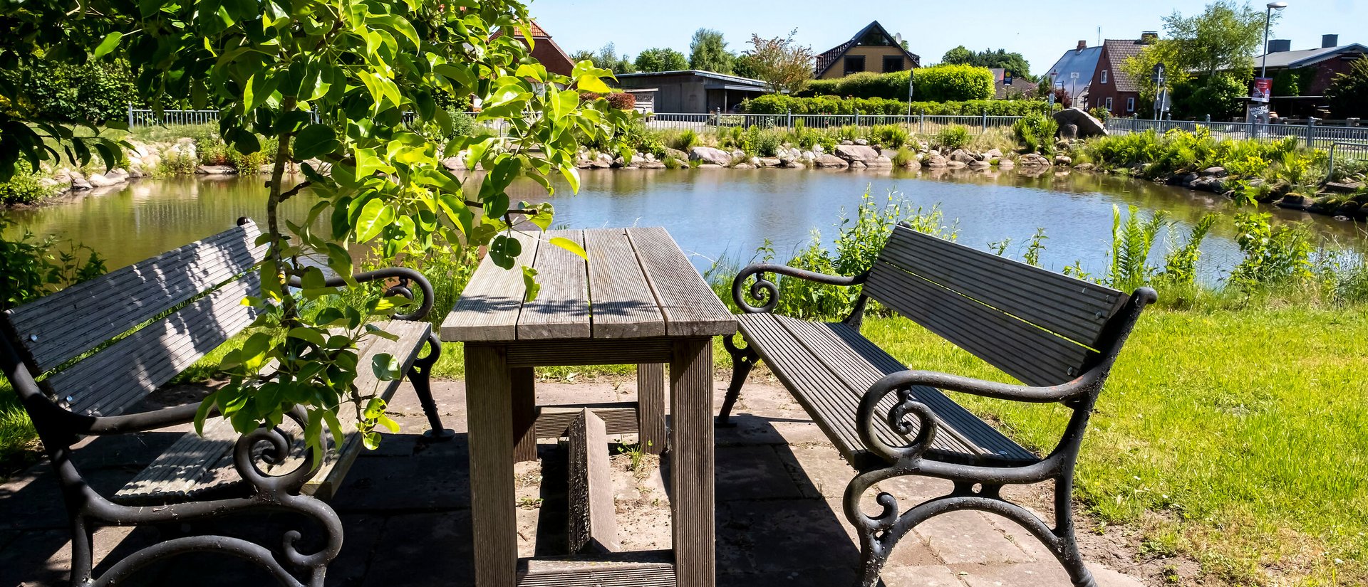 Idyllische Teichanlagen mit Sitzbänken in der Gemeinde Lütjenwestedt im Amt Mittelholstein mit einem Rastplatz