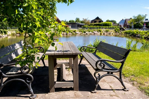 Idyllische Teichanlagen mit Sitzbänken in der Gemeinde Lütjenwestedt im Amt Mittelholstein mit einem Rastplatz
