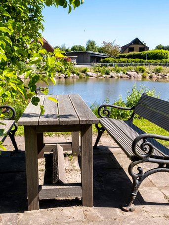 Idyllische Teichanlagen mit Sitzbänken in der Gemeinde Lütjenwestedt im Amt Mittelholstein mit einem Rastplatz
