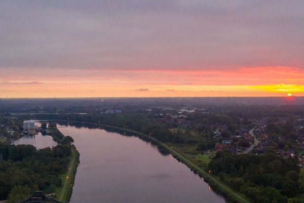 Luftaufnahme des Nord-Ostsee-Kanals bei Sonnenuntergang
