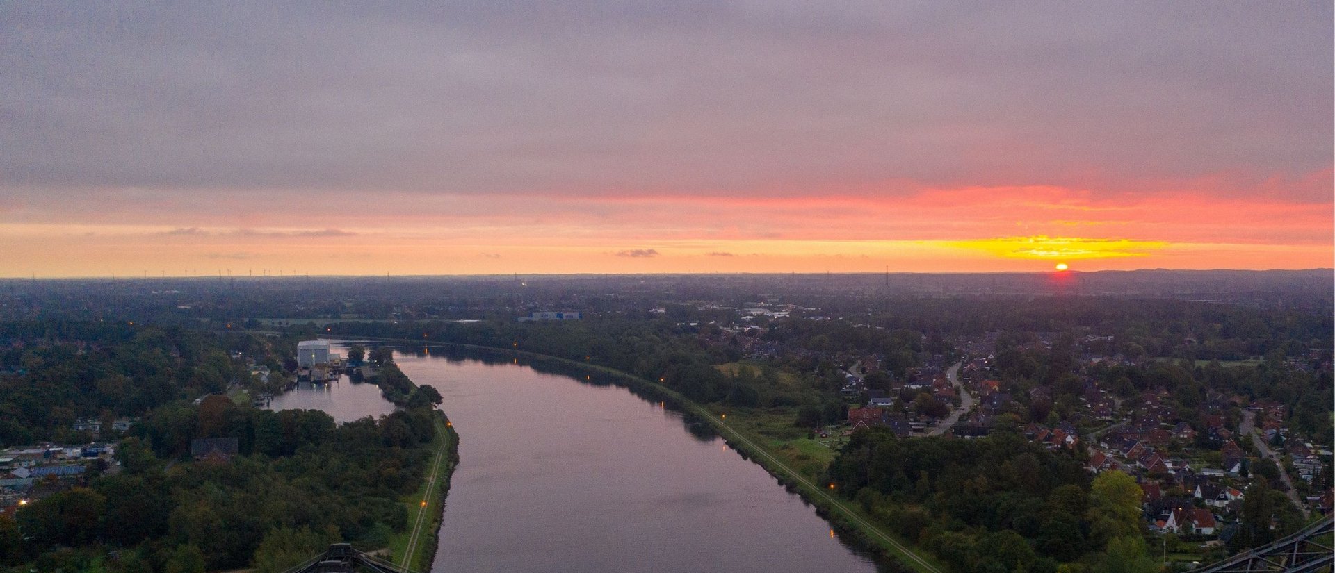 Luftaufnahme des Nord-Ostsee-Kanals bei Sonnenuntergang