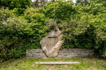 Moltkestein am Nord-Ostsee-Kanal Steinmauer