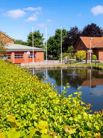 Nindorf (© mht.sh | Peter Lühr) Ortskern mit idyllischer Teichanlage Gemeinde Nindorf