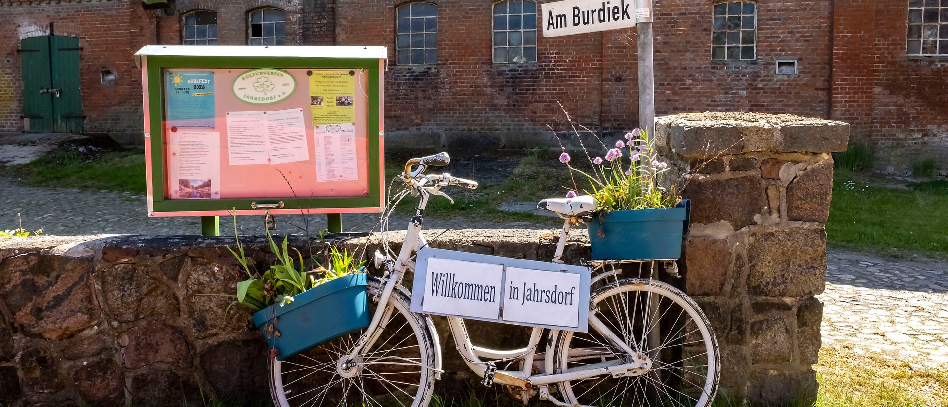 Fahrrad mit einem WIllkommen-Schild in Jahrsdorf