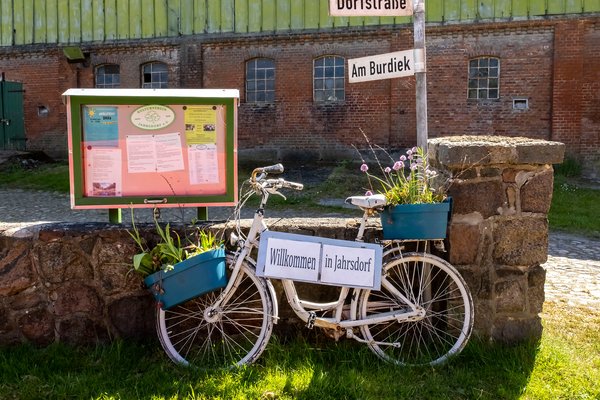 Fahrrad mit einem WIllkommen-Schild in Jahrsdorf