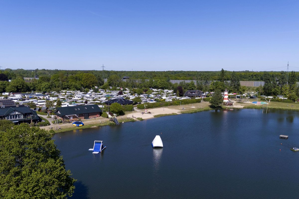 Luftaufnahme des Sees, Spielplatzes und Familien-Campingplatz in Padenstedt
