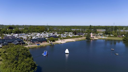 Luftaufnahme des Sees, Spielplatzes und Familien-Campingplatz in Padenstedt