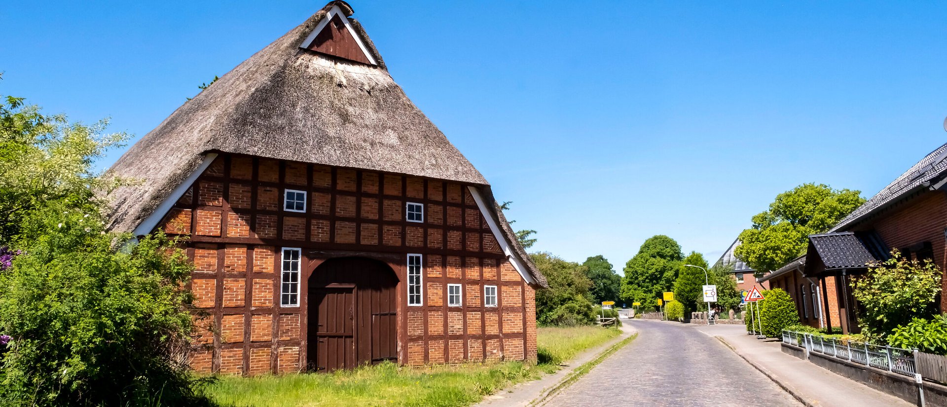 Historisches Reetdachhaus mit Fachwerk in der Gemeinde Heinkenborstel
