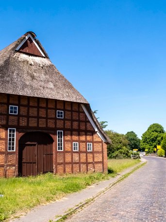 Heinkenborstel (© mht.sh | Peter Lühr) Historisches Reetdachhaus mit Fachwerk in der Gemeinde Heinkenborstel