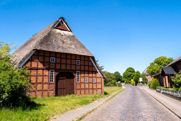 Heinkenborstel (© mht.sh | Peter Lühr) Historisches Reetdachhaus mit Fachwerk in der Gemeinde Heinkenborstel