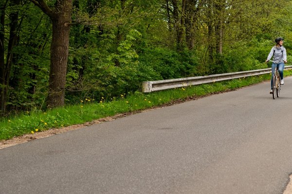 Zwei Radfahrer sind auf dem Ochsenweg unterwegs