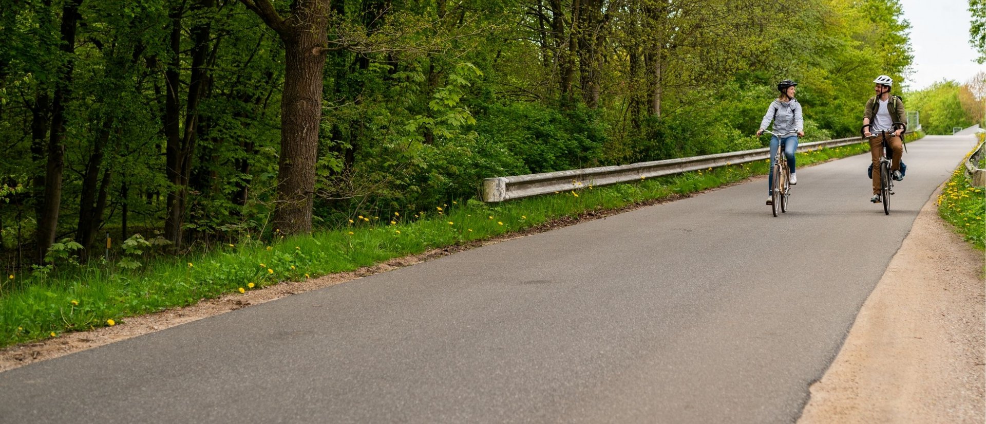 Zwei Radfahrer sind auf dem Ochsenweg unterwegs