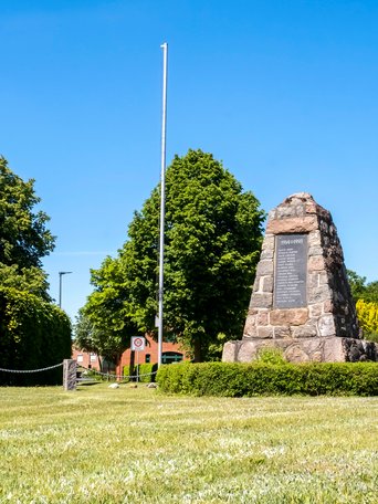 Ehndorf (© mht.sh | Peter Lühr) Ehrendenkmal auf einer grünen Wiese Ehndorf im Amt Mittelholstein
