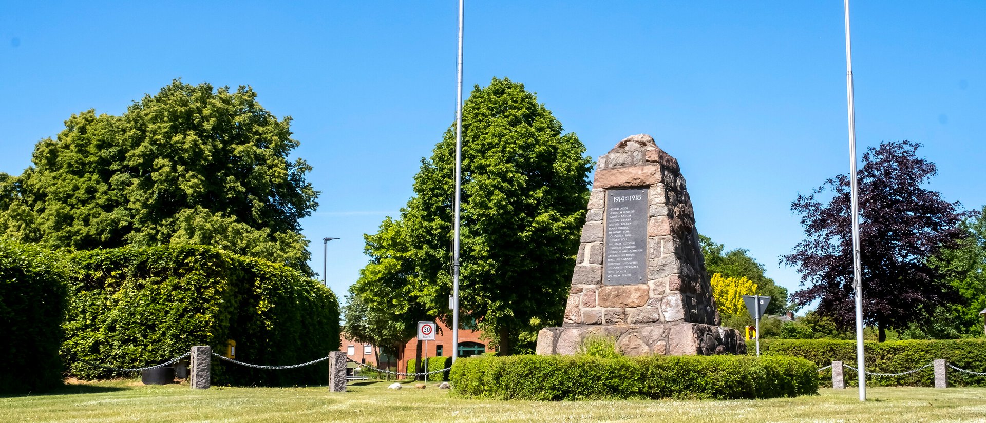 Ehrendenkmal auf einer grünen Wiese Ehndorf im Amt Mittelholstein