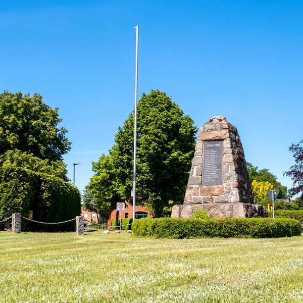 Ehndorf (© mht.sh | Peter Lühr) Ehrendenkmal auf einer grünen Wiese Ehndorf im Amt Mittelholstein