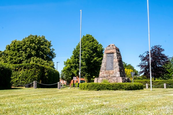 Ehndorf (© mht.sh | Peter Lühr) Ehrendenkmal auf einer grünen Wiese Ehndorf im Amt Mittelholstein