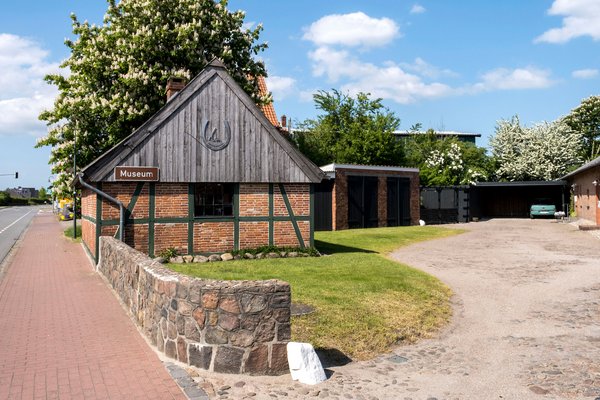Historisches Bauernhaus steht an einer Dorfstraße.