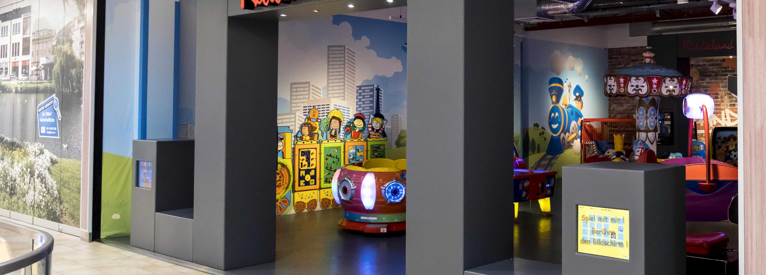 Der Indoor-Spielplatz mit kleinen Fahrgeschäften für Kinder.