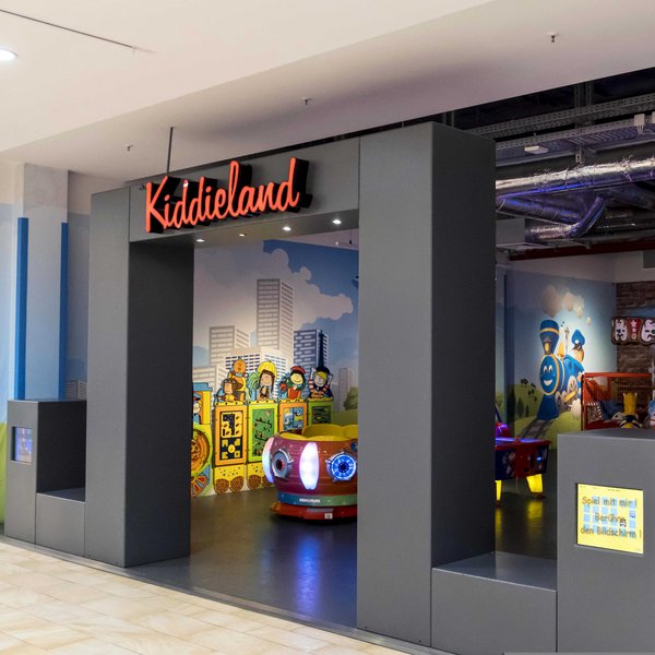 Kiddieland Neumünster (© Mittelholstein.de / Peter Lühr) Der Indoor-Spielplatz mit kleinen Fahrgeschäften für Kinder.