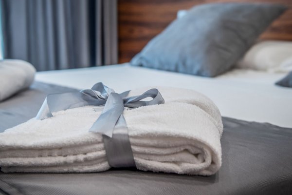 einladendes Hotelbett in Mittelholstein