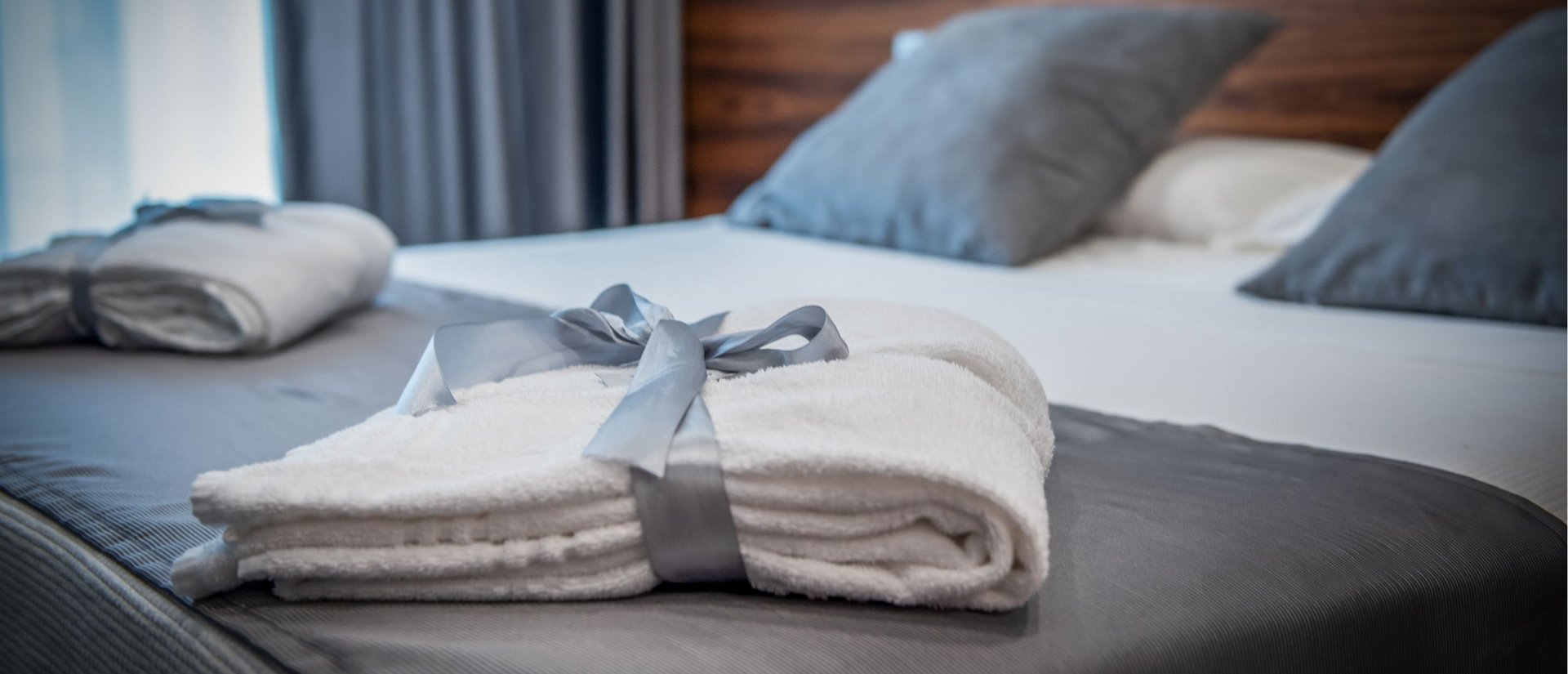 einladendes Hotelbett in Mittelholstein